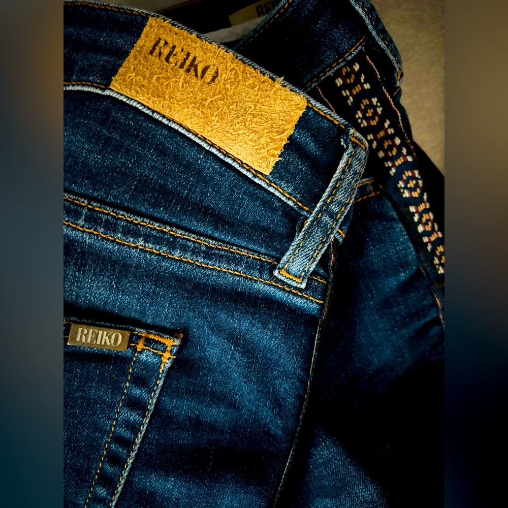 Reiko Women's Dark Wash Straight Jeans Size 26 Embroidered Side‎ Seams Stretch
